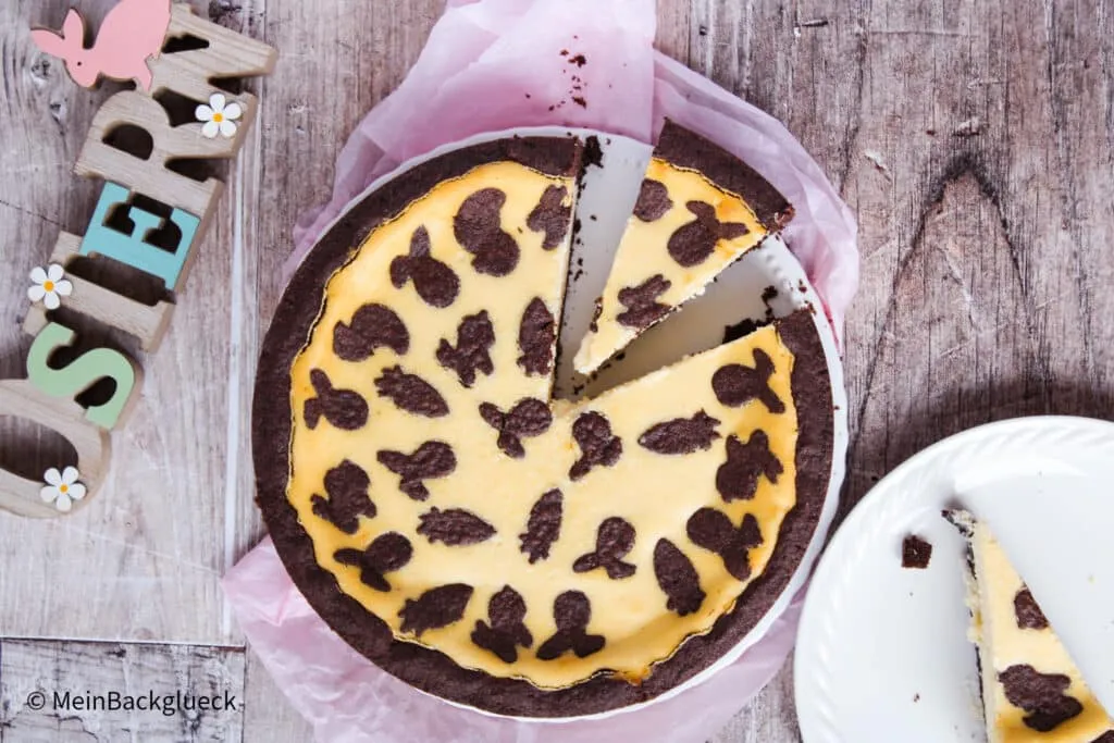 Oster Zupfkuchen mit dekorativen Linzer Osterausstechern, ein Blickfang auf jeder Ostertafel
