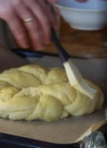 Osterkranz mit Ei bestreichen