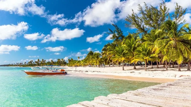 Palmenstrand in der Dominikanischen Republik mit türkisblauem Wasser