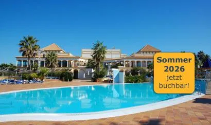 Panoramablick auf den Aldiana Club Andalusien mit Pool und Meer im Hintergrund