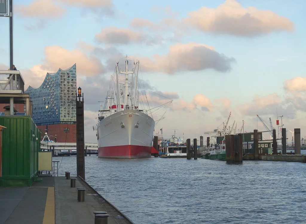Panoramablick auf die Elbphilharmonie und den Hamburger Hafen vom Wasser aus
