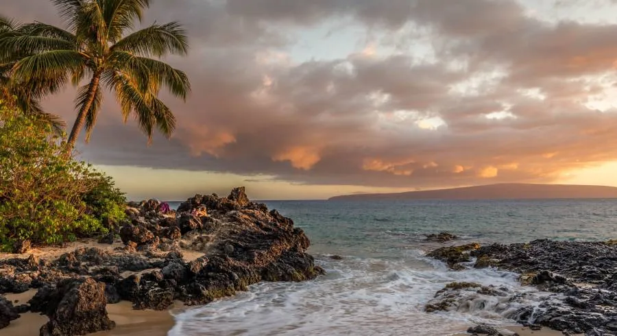 Panoramablick auf eine üppige, grüne Hawaii-Insel mit blauem Ozean im Hintergrund