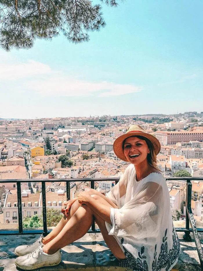 Panoramablick auf Lissabon mit einer Person im Vordergrund