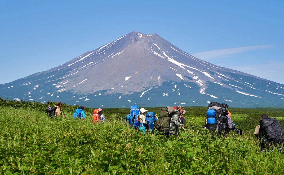 Panoramablick über Kamtschatka mit bewölktem Himmel und vulkanischer Landschaft