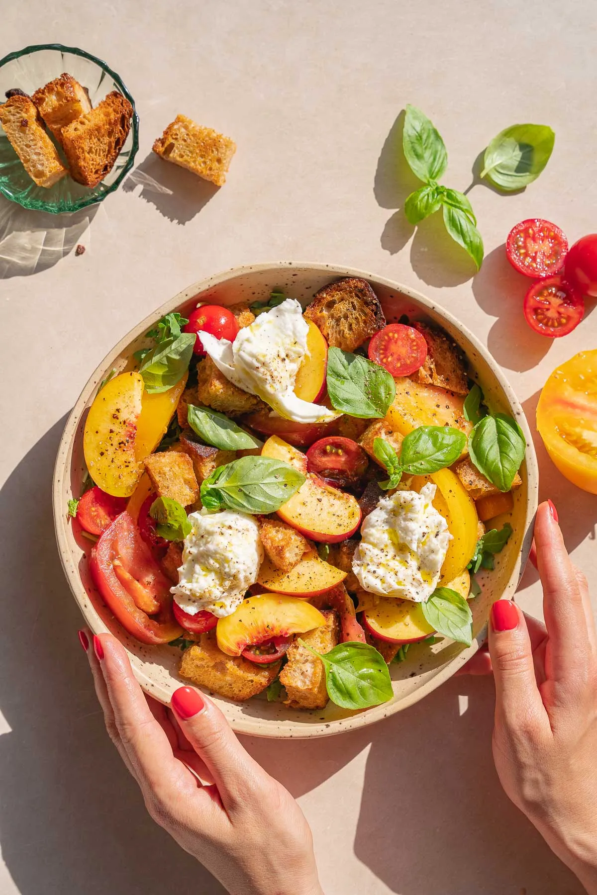 Panzanella mit Pfirsich und Burrata