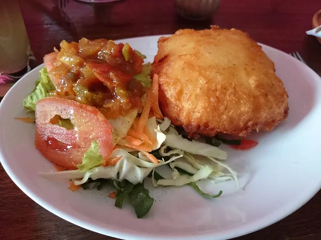 Papas Rellenas mit Salat im Condor Café, eine vegetarische Köstlichkeit