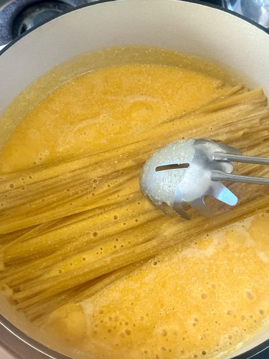Pasta kocht in der Kürbis-Sauce im Topf
