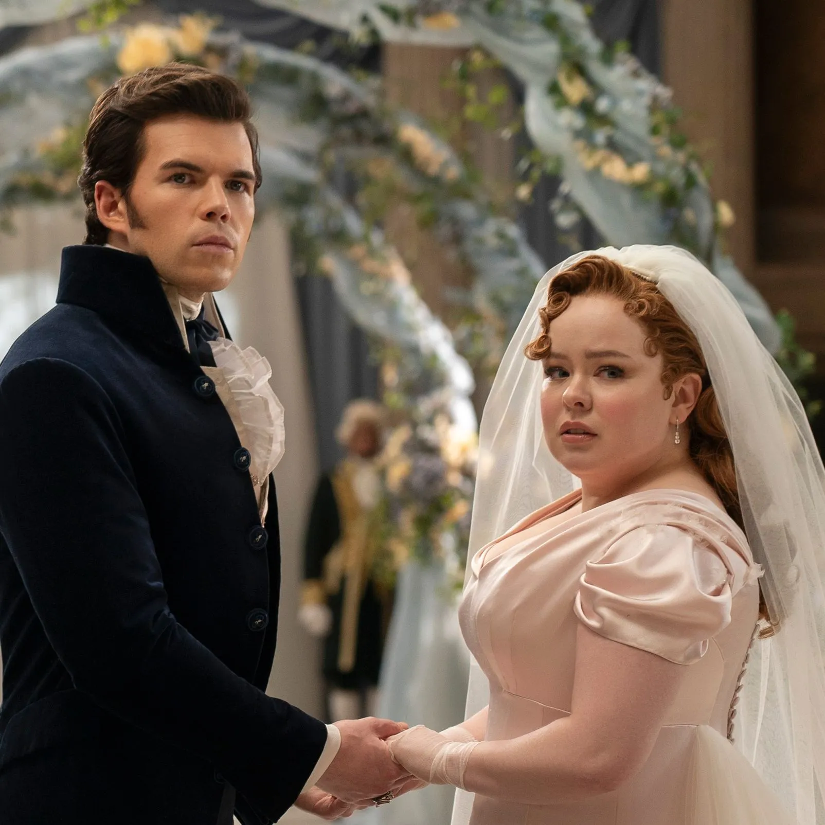 Penelope Featherington und Colin Bridgerton in Hochzeitskleidung, ein Paar der Bridgerton-Serie und Buchreihe