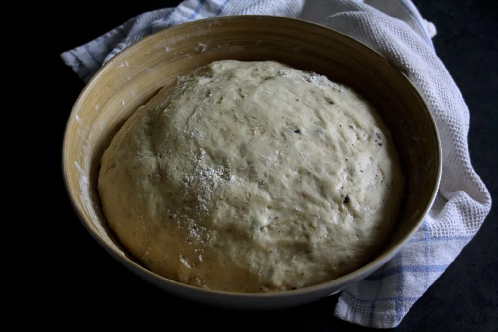 Perfekt aufgegangener Hefeteig in einer Schüssel, bereit für die Weiterverarbeitung beim Backen mit Hefe.
