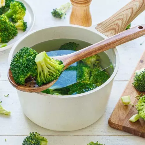 Perfekt gekochter Brokkoli, der seine intensive grüne Farbe und seine zarte Textur bewahrt hat, bereit zum Servieren