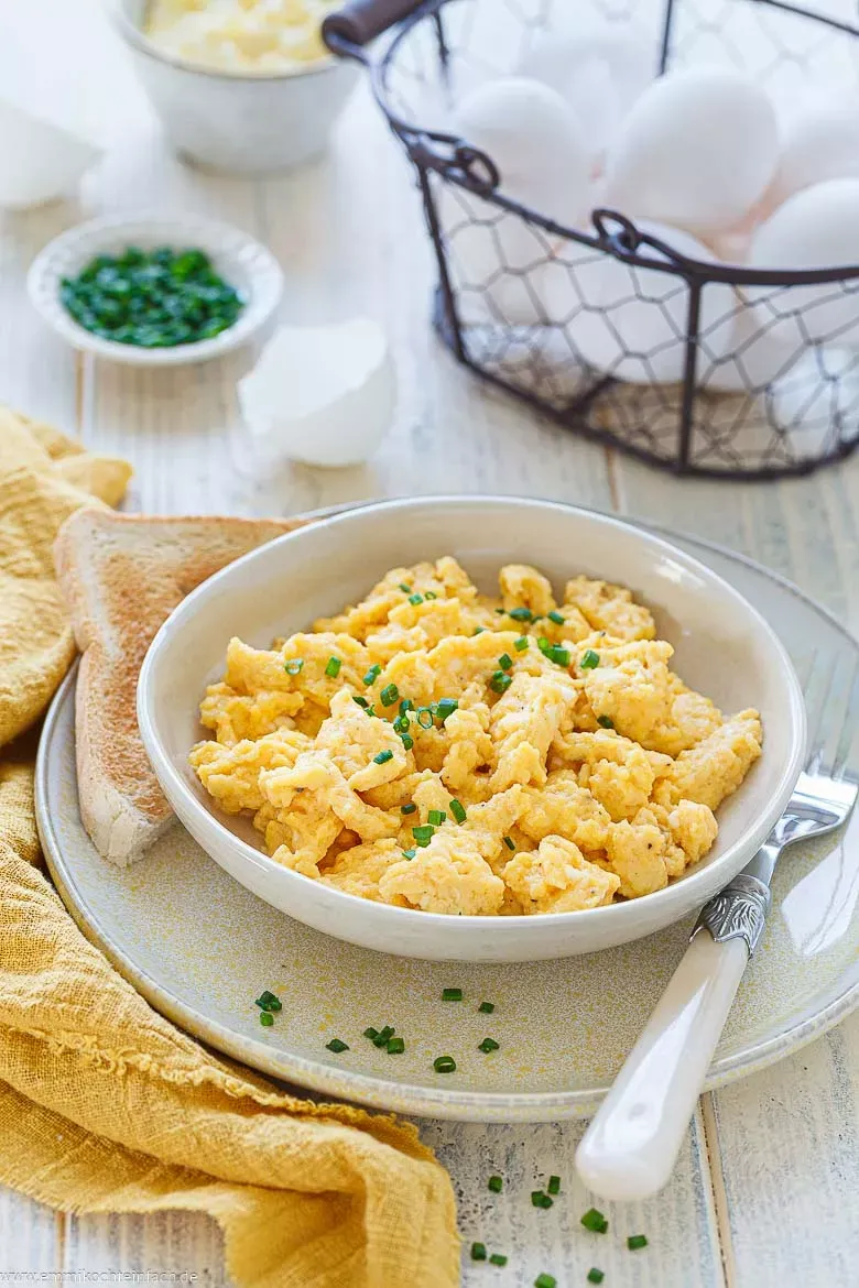 Perfekt zubereitetes, cremiges Rührei mit frischem Schnittlauch