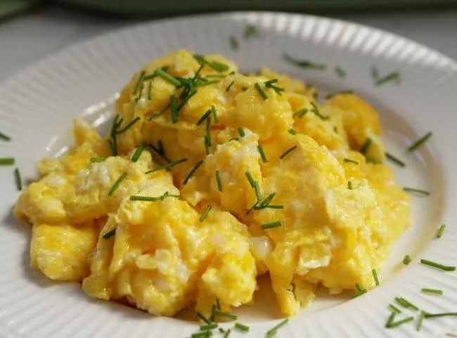 Perfekt zubereitetes, fluffiges Rührei für einen guten Start in den Tag