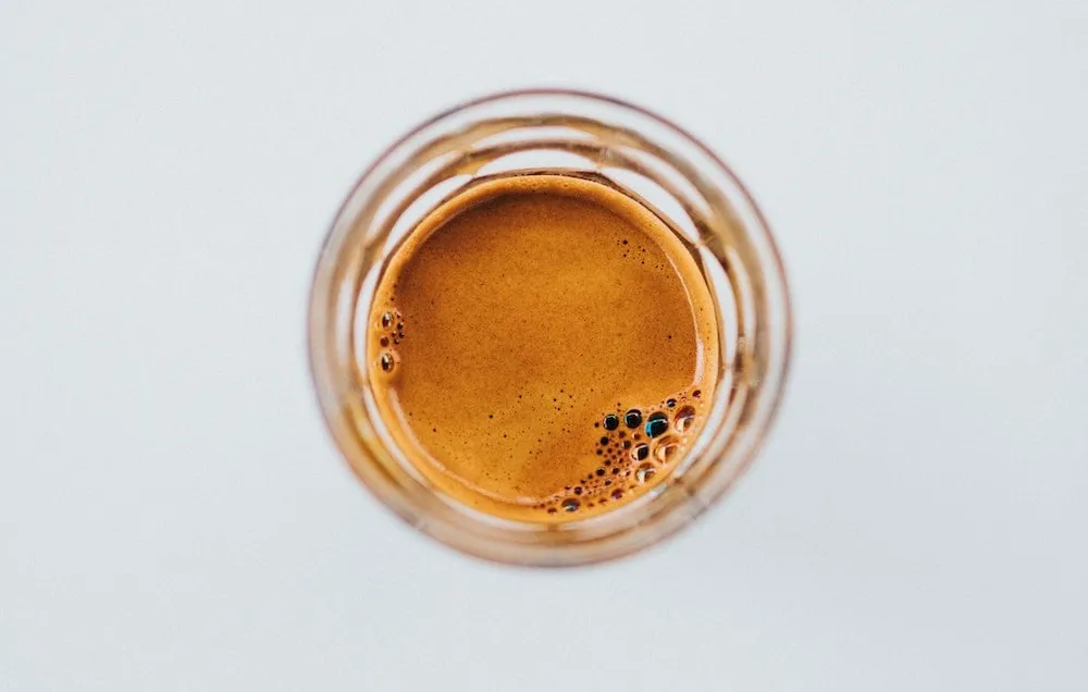 Perfekter Espresso im Glas mit dichter, haselnussbrauner Crema