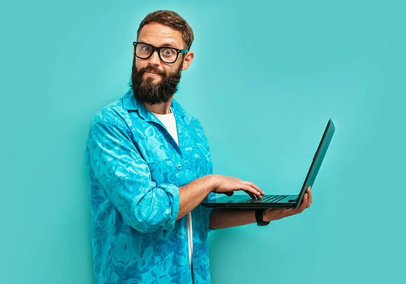 Person lernt SAP ABAP Programmierung am Computer