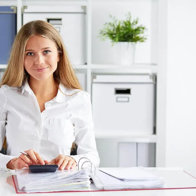 Person mit Laptop am Schreibtisch, symbolisiert das Lernen der Lohnbuchhaltung mit DATEV