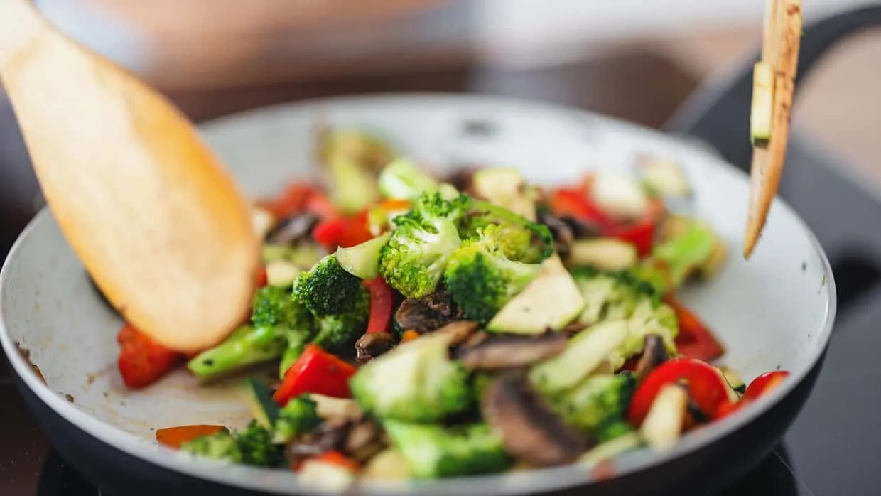 Pfanne mit Brokkoli und Gemüse