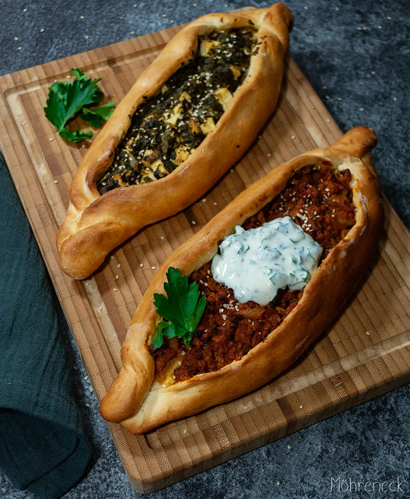 Pide mit zweierlei Füllung, bereit zum Genuss