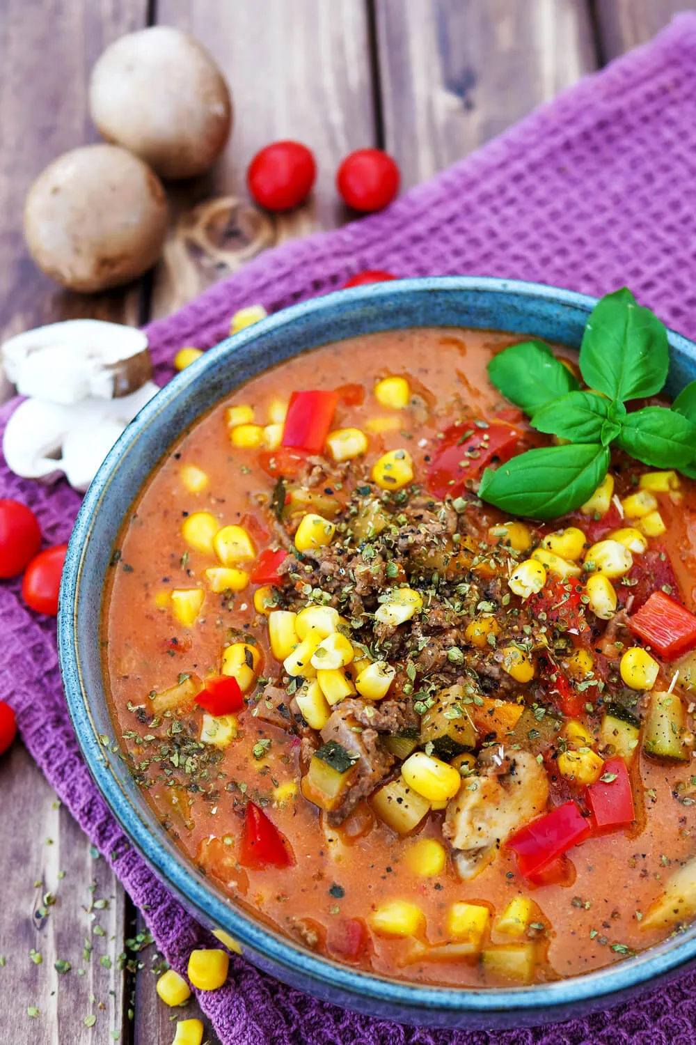 Pizzasuppe selber machen mit Hackfleisch, Mais, Paprika und Champignons in der Schüssel