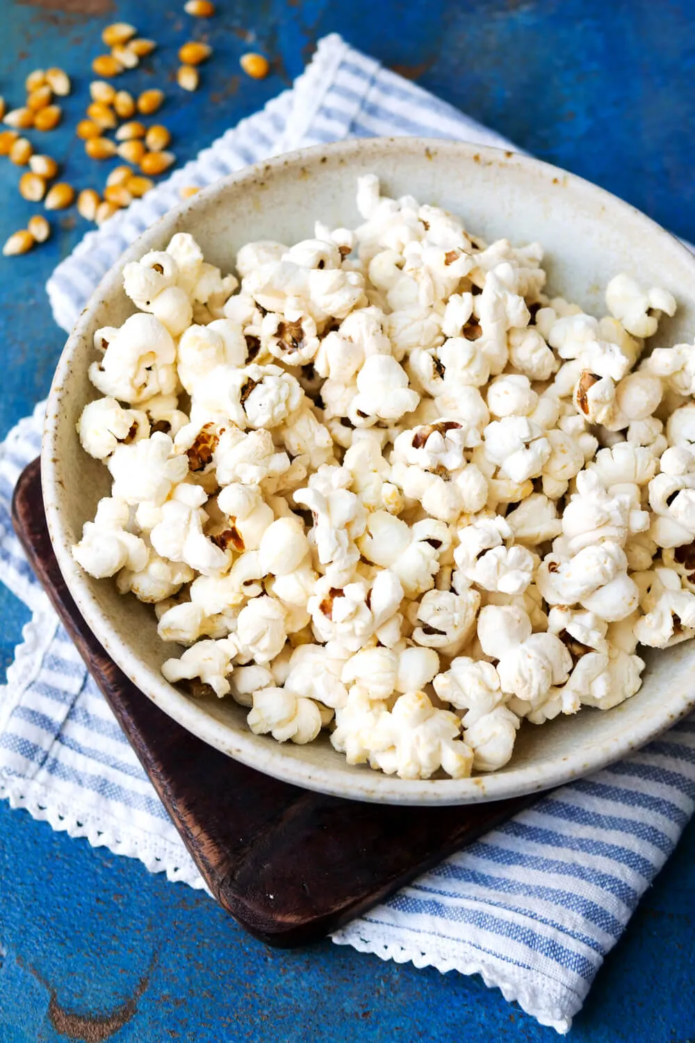 Popcorn aus der Heißluftfritteuse auf einem Teller.