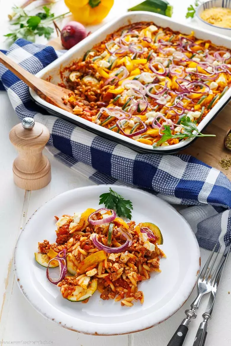 Portion eines einfachen Kritharaki-Auflaufs auf einem Teller, perfekt als schnelles und vollwertiges Gericht