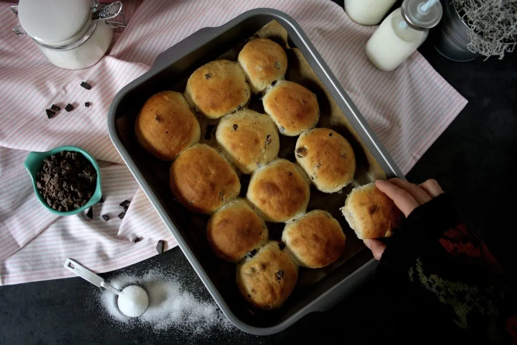 Portionierte Hefebrötchen im Ofen, die während des Backens aufgehen und eine schöne Form annehmen.