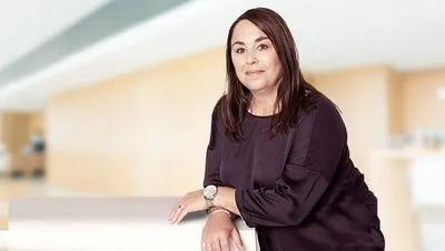 Porträt von Bezirksvorsteher-Stellvertreterin Julia Lessacher, die die Rolle der Bezirksvorstehung Mariahilf im Energieumstieg erklärt.