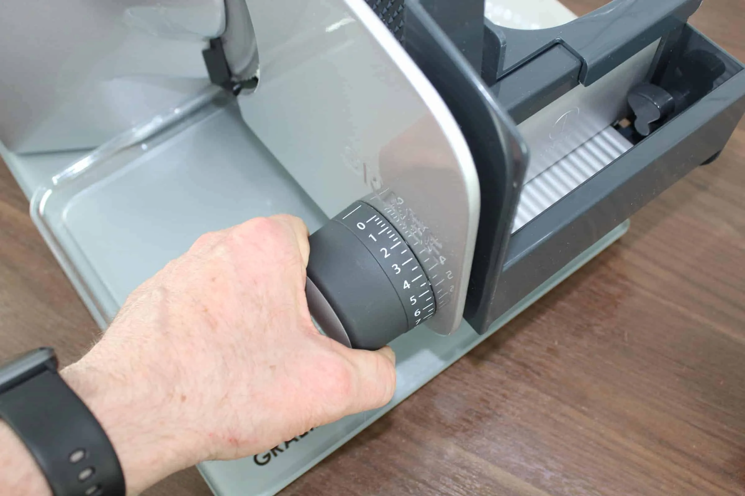 Präzise Schnittbreiteneinstellung des Graef C20EU Classic Allesschneiders