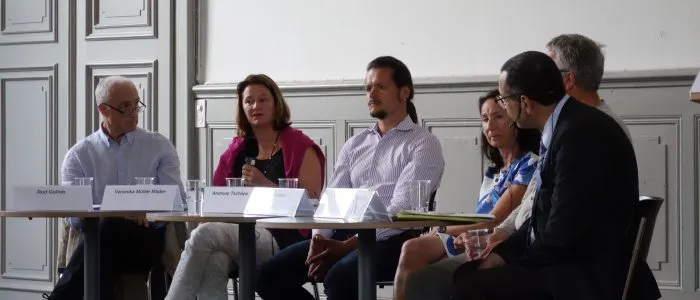 Publikum lauscht einem Referenten bei der Plattform Bildung 2030