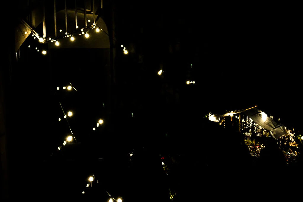 Reflexionen der Lichter in einer ruhigen Wasserfläche in der Dämmerung