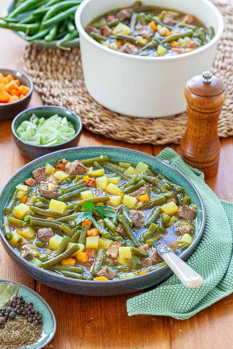 Reichhaltiger grüner Bohneneintopf mit Rindfleisch, Kartoffeln und Karotten
