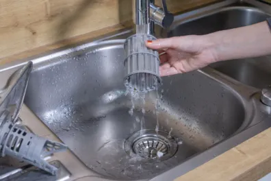 Reinigung der Geschirrspülerfilter unter fließendem Wasser