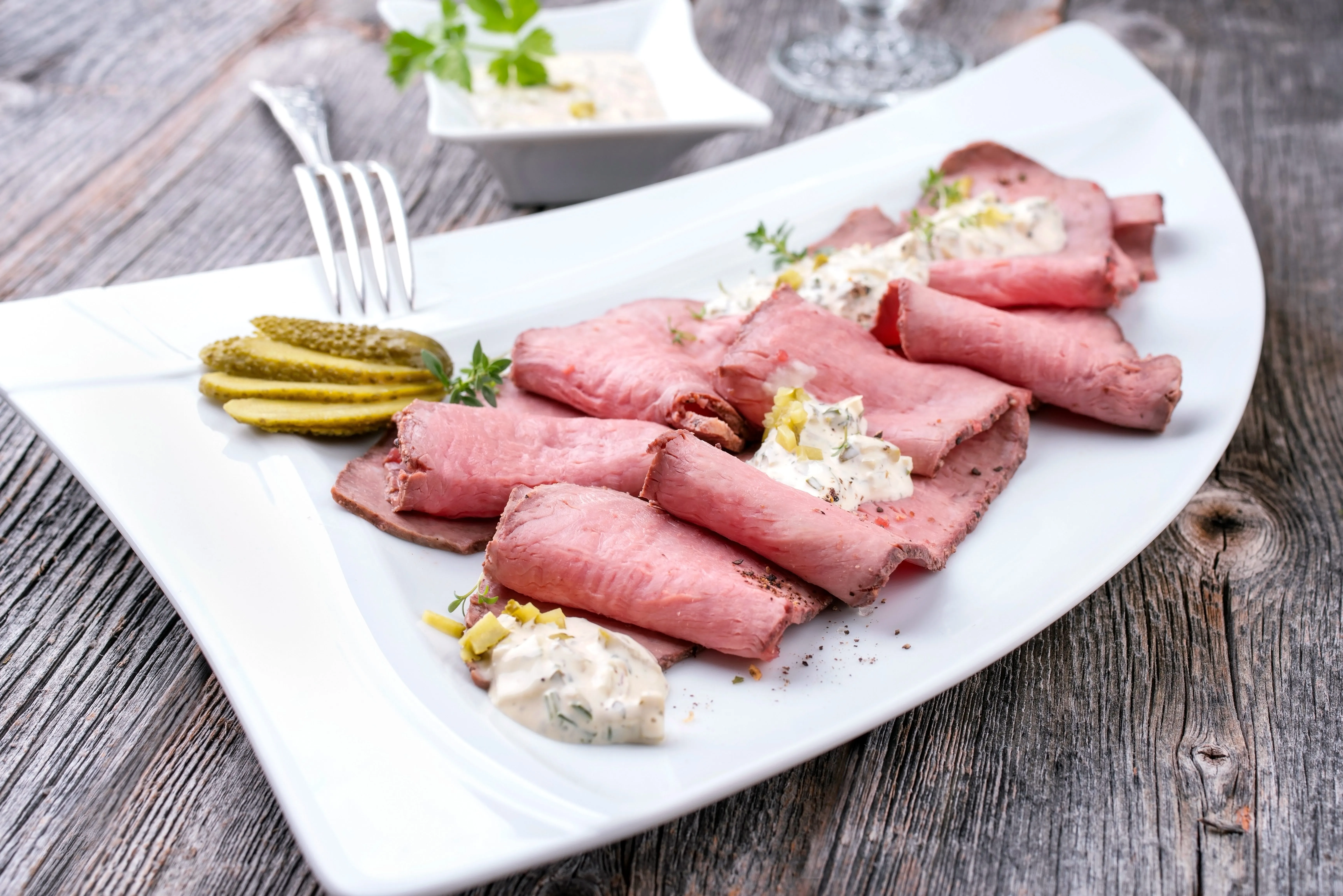 Remouladensauce als klassische Beilage zum norddeutschen Rinderbraten