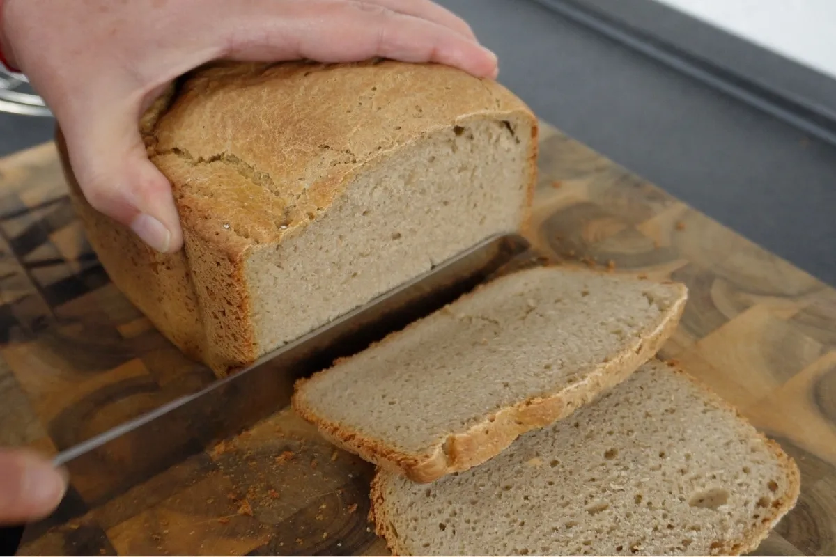 Roggenmischbrot frisch angeschnitten auf einem Holzbrett