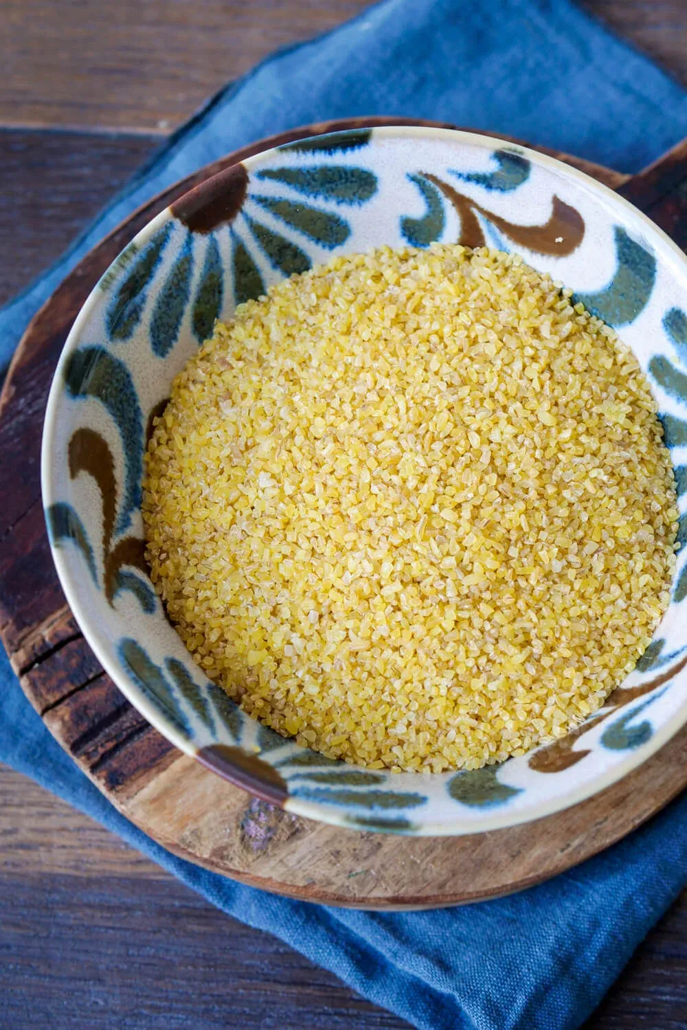 Roher Bulgur in einer Schüssel.