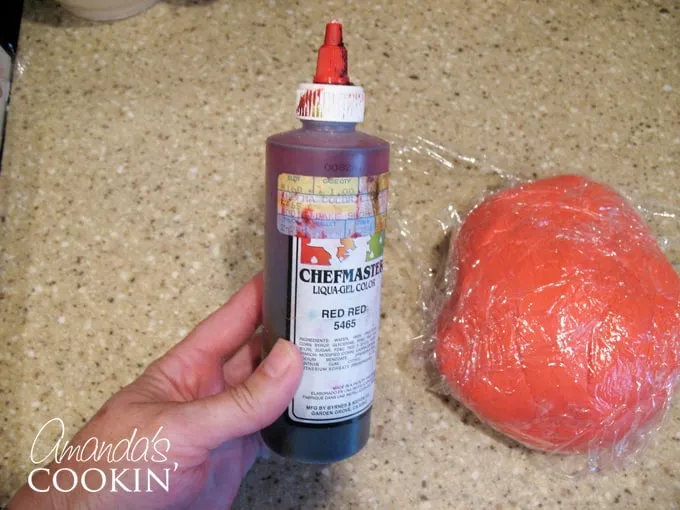 Rote Lebensmittelfarbe im Fondant