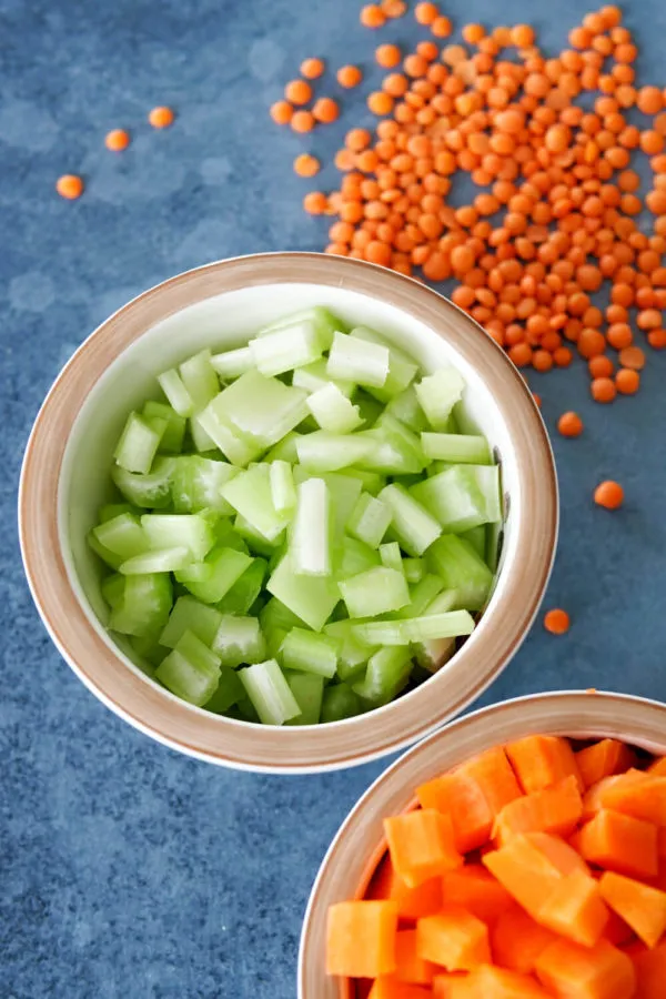 Rote Linsen, Möhren- und Selleriewürfel – die frischen Zutaten für unsere vegane Bolognese.