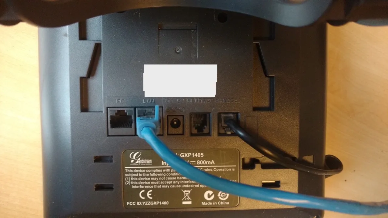 Rückansicht eines Grandstream GXP 1405 SIP-Telefons mit angeschlossenem Netzwerkkabel