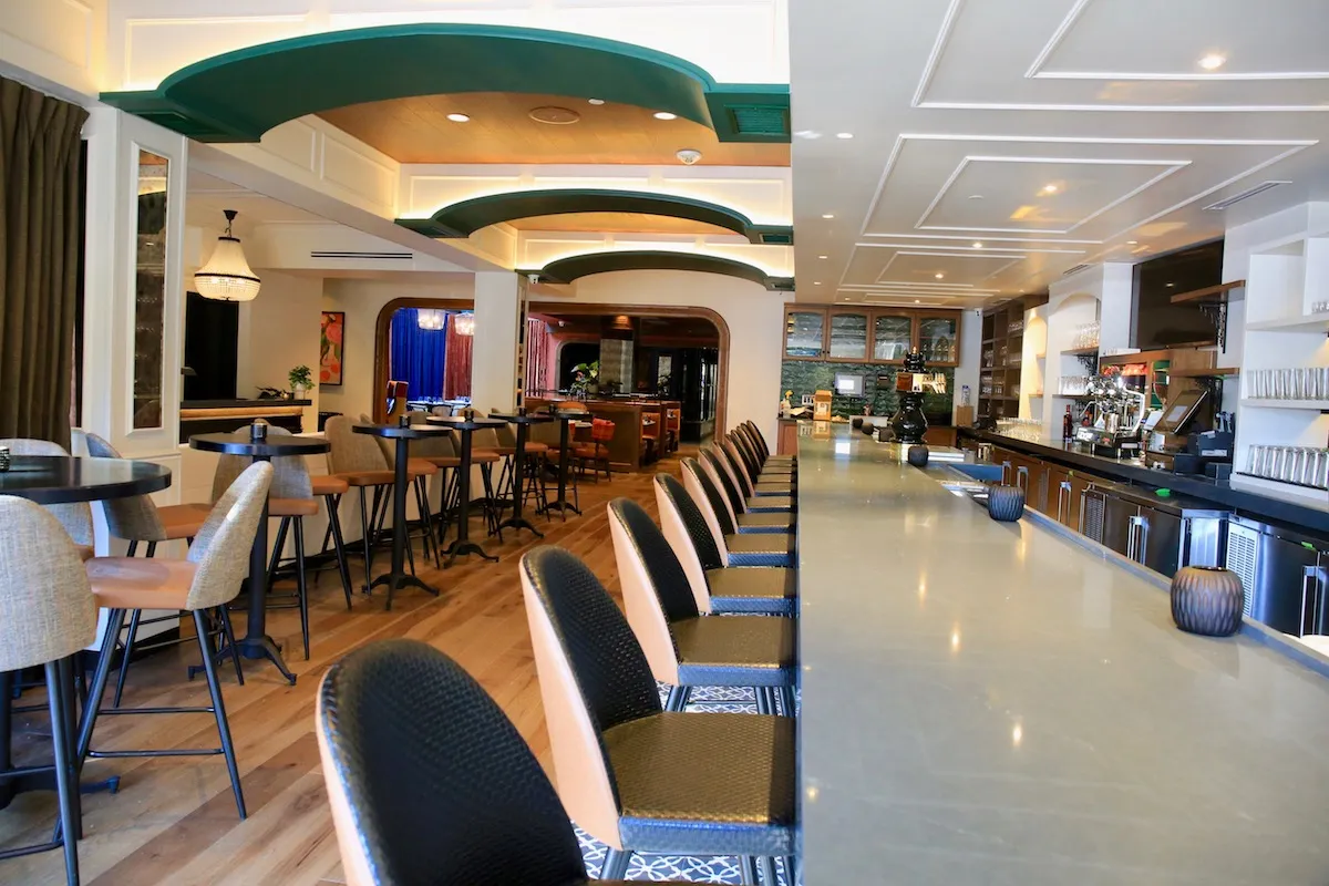 Rustikal-elegante Bar der Brasserie Liberté, die an ein französisches Bauernhaus erinnert