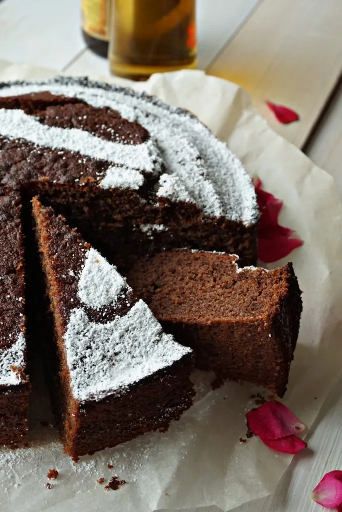 Rustikal präsentierter Geburtstagskuchen für Männer: ein saftiger Bierkuchen mit einem Glas dunklem Bier