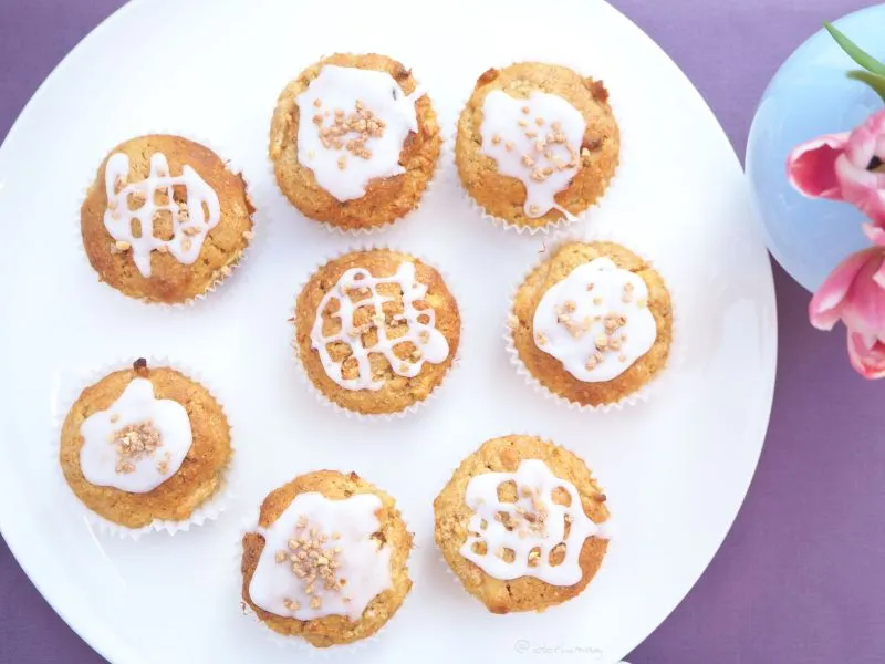 Saftige Apfel-Karotten-Nuss-Muffins auf einem Backblech