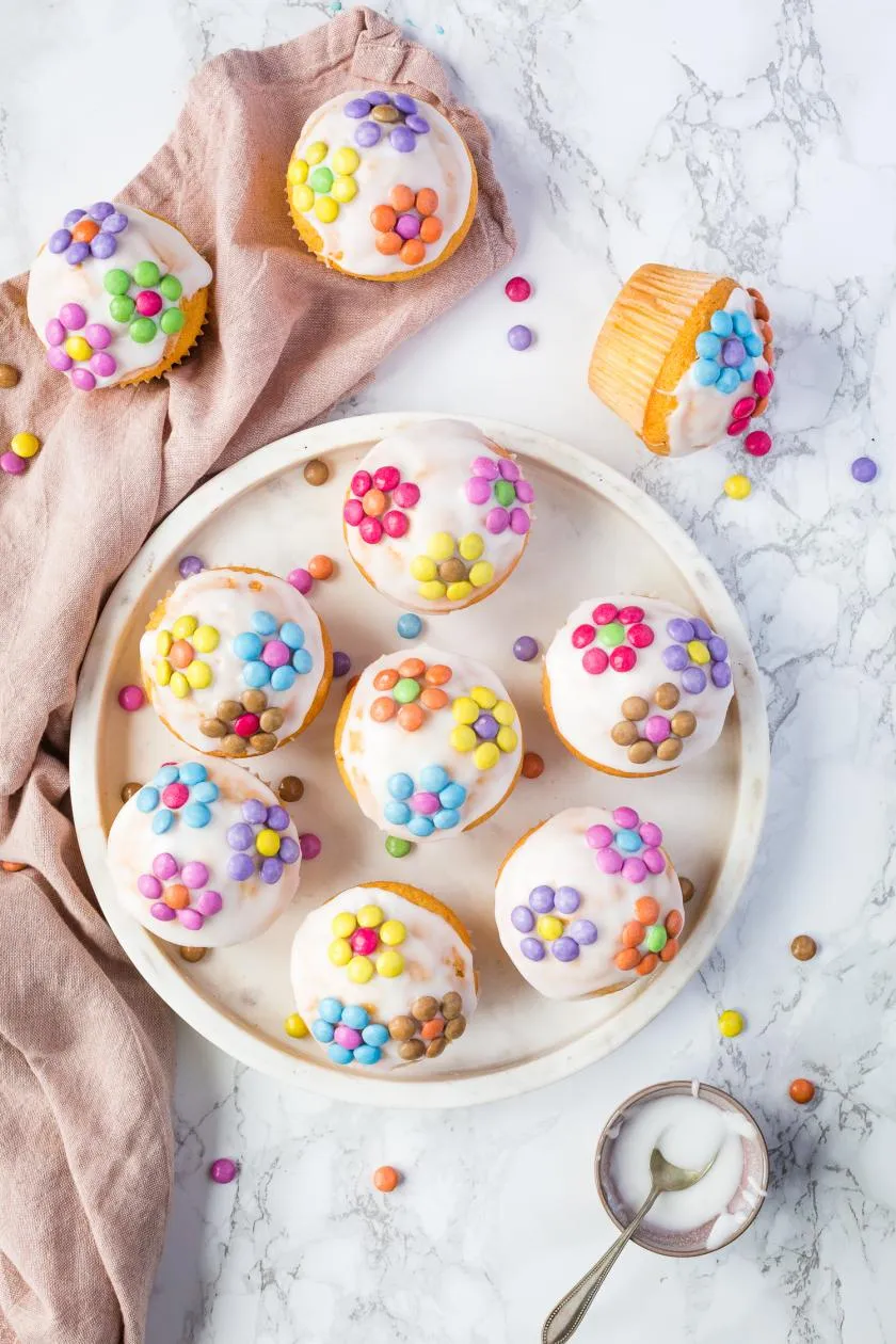 Saftige Fanta-Muffins mit bunten Smarties-Blumen, perfekt als Kita Geburtstag Kuchen.