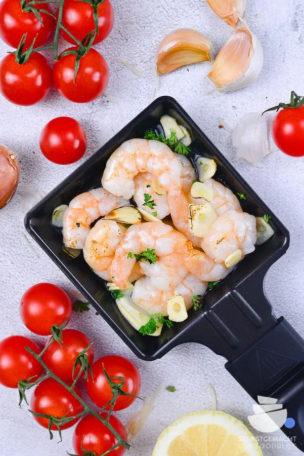 Saftige Garnelen mit Knoblauch und Weißwein, fertig im Raclette-Pfännchen gegart