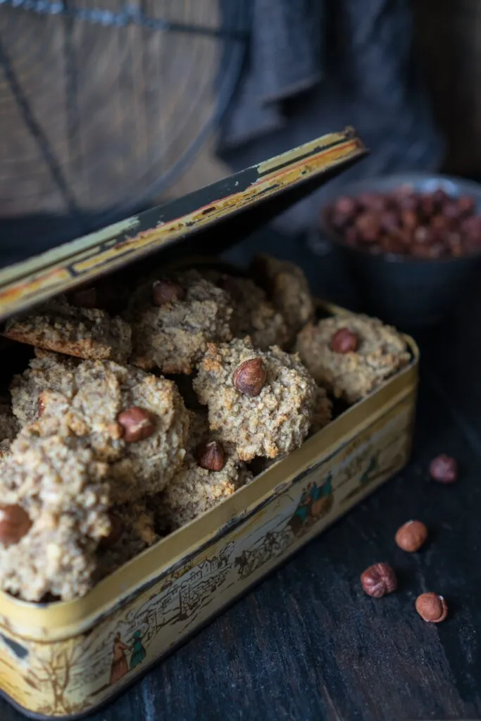 Saftige Haselnussmakronen, goldbraun gebacken und mit gehackten Haselnüssen verziert