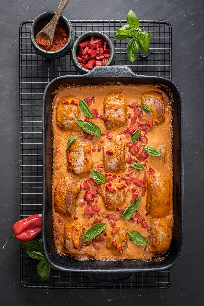 Saftige Schweinemedaillons im Speckmantel mit cremiger Soße