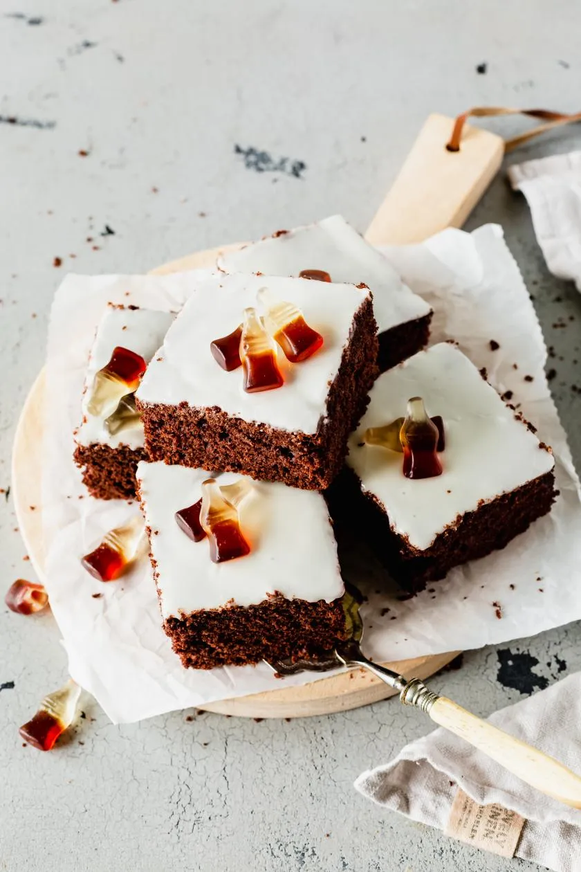 Saftiger Colakuchen vom Blech, doppelt schokoladig und ideal für eine große Gruppe im Kindergarten.