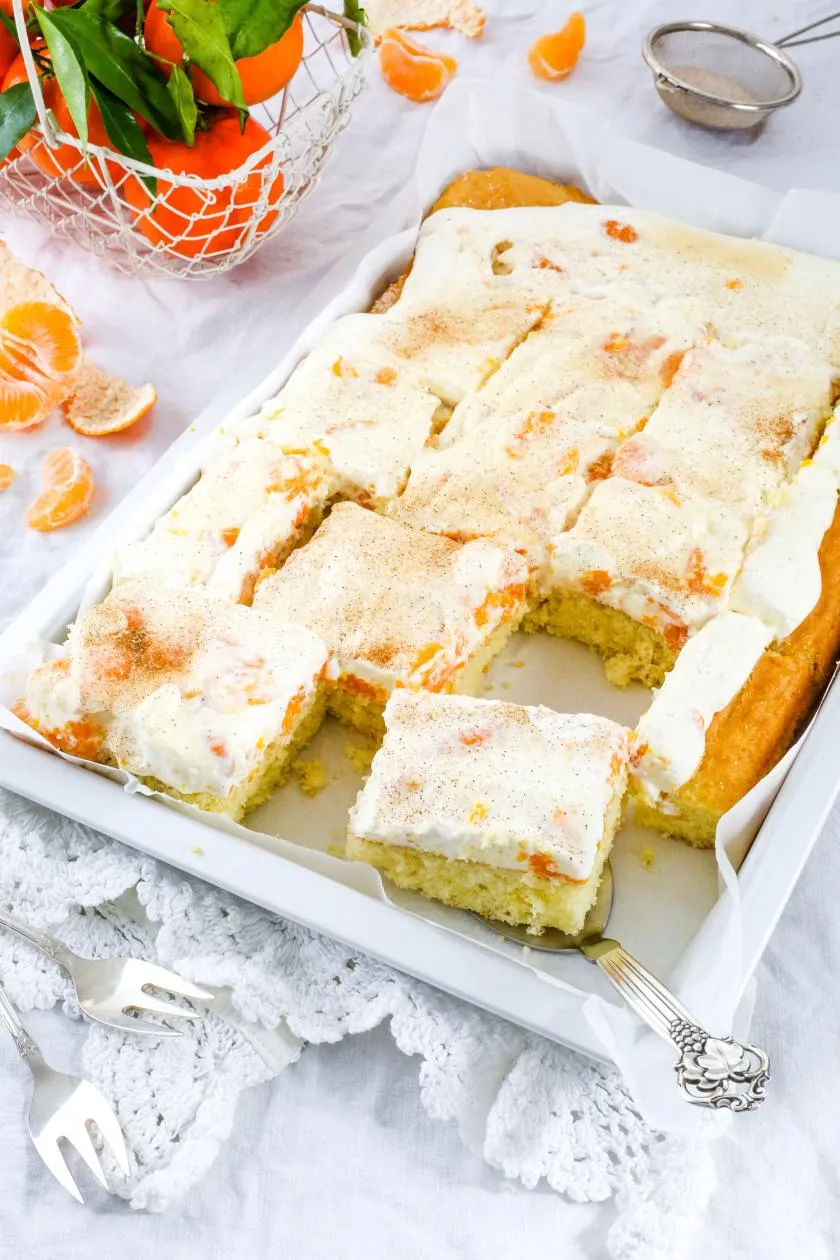 Saftiger Fantakuchen vom Blech mit Schmand und Mandarinen, ideal für viele Kita-Kinder.