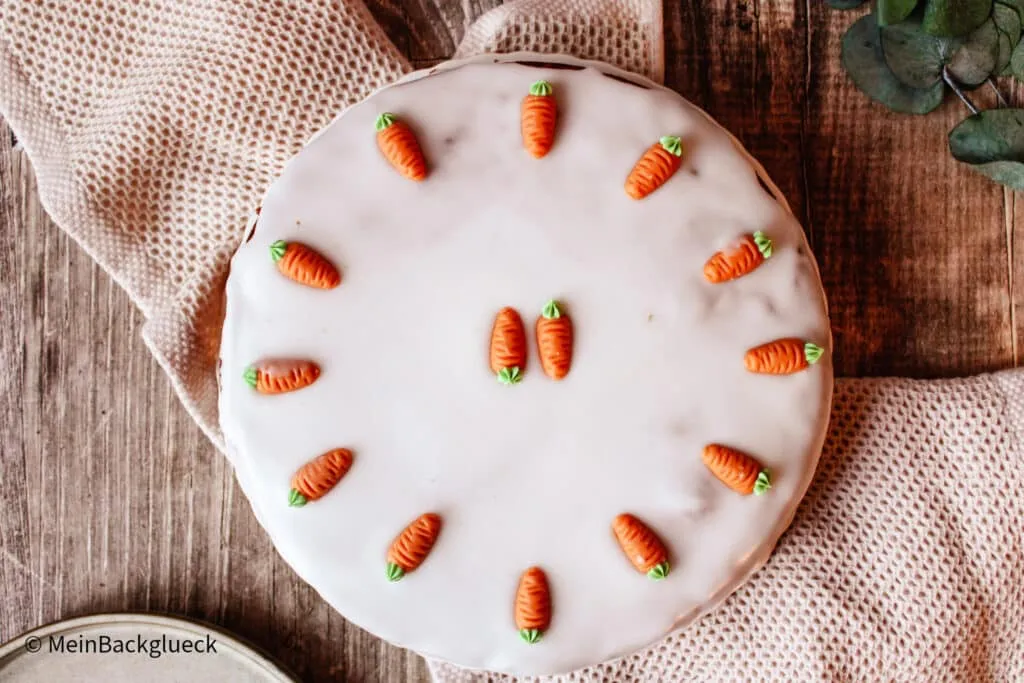 Saftiger Karottenkuchen aus der Springform, ideal für das Backen zu Ostern