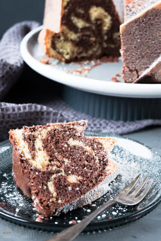 Saftiger Marmorkuchen mit Nutella-Füllung in der Gugelhupfform