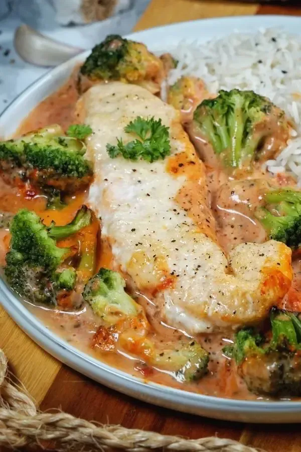 Saftiger Ofenlachs mit zartem Brokkoli und frischen Zitronenscheiben