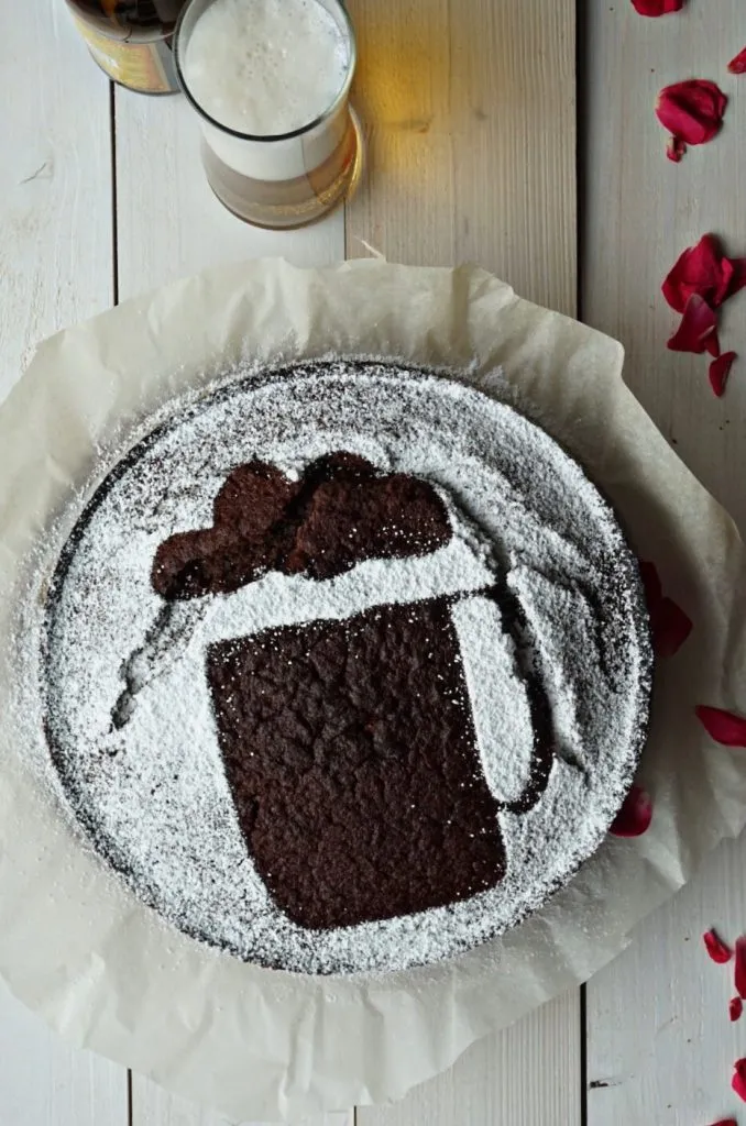 Saftiger Schokoladen-Bierkuchen mit Staubzucker-Deko, ideal für Männergeburtstage